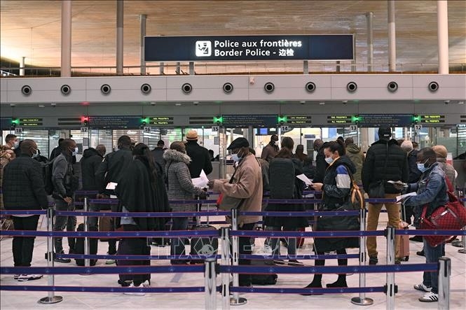 Hành khách làm thủ tục tại quầy đăng ký của sân bay quốc tế Roissy Charles-de-Gaulle, Pháp. Ảnh tư liệu: AFP/TTXVN
