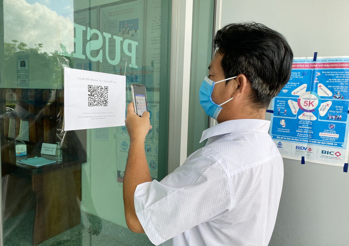 Người dân sử dụng mã QR Code để khai báo y tế khi đến liên hệ công tác tại Trung tâm Hành chính tỉnh