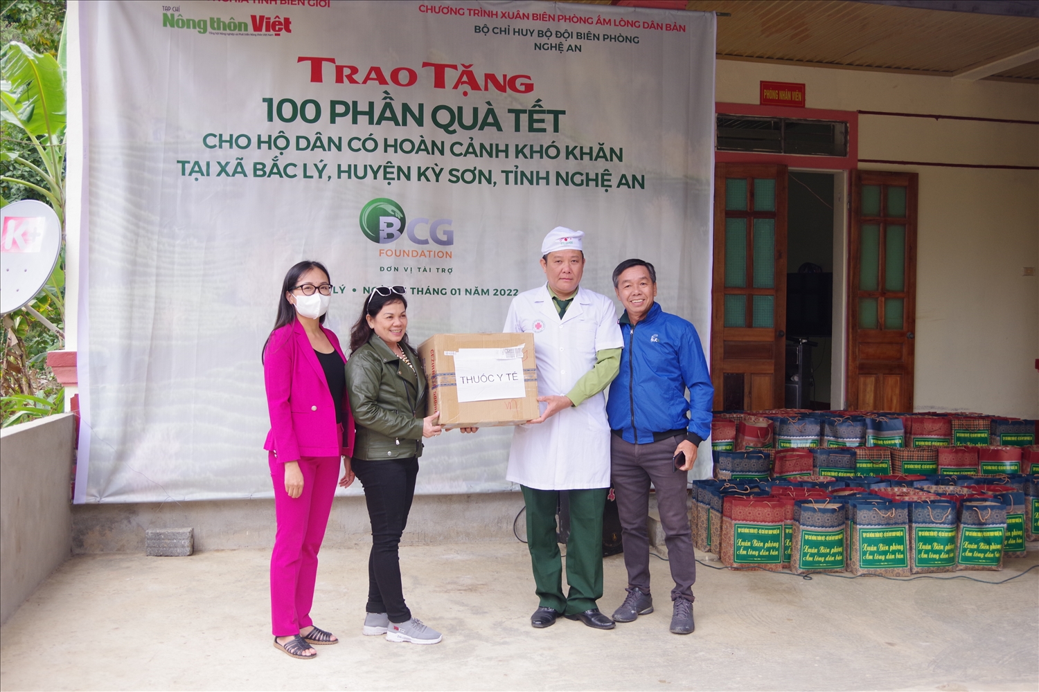 Các nhà hảo tâm tặng thuốc cho Trạm xá quân dân y bản Huồi Bắc (thuộc đồn Biên phòng Mỹ Lý) xã Bắc Lý, huyện Kỳ Sơn