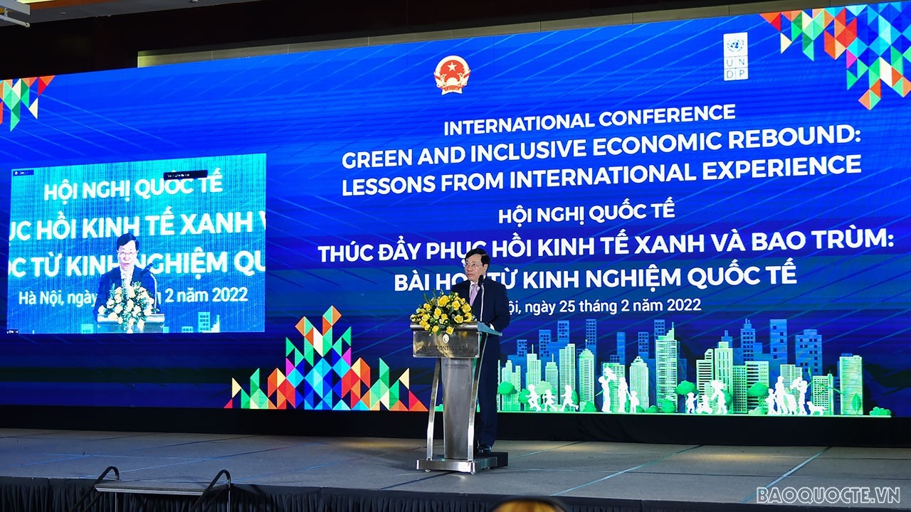 Phó Thủ tướng Thường trực Chính phủ Phạm Bình Minh phát biểu ý kiến chỉ đạo tại Hội nghị quốc tế ‘Thúc đẩy phục hồi kinh tế xanh và bao trùm: Bài học từ kinh nghiệm quốc tế’. (Ảnh: Tuấn Anh)