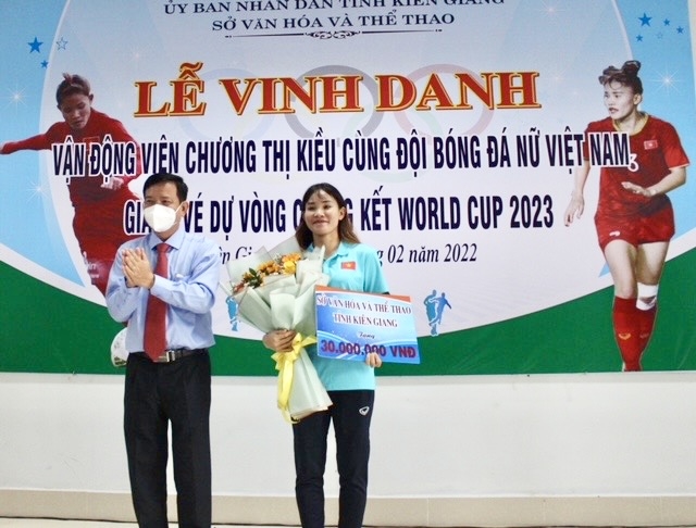 Ông Nguyễn Văn Sáu giám đốc Sở VH&TT tỉnh Kiên Giang tặng hoa và quà cho nữ tuyển thủ Chương Thị Kiều