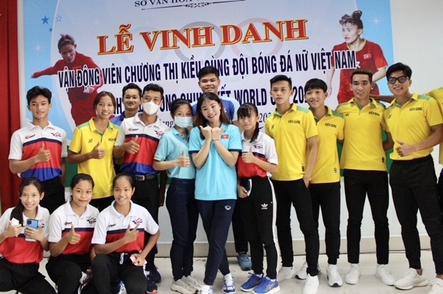 Chương Thị Kiều chụp hình lưu niệm cùng các bạn trong đội tuyển thể thao tỉnh Kiên Giang