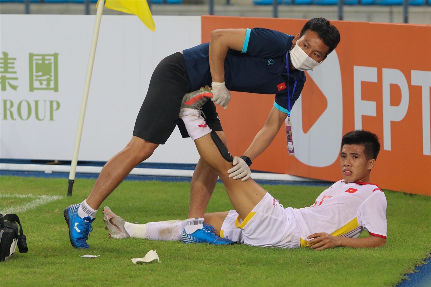 Các cầu thủ U23 Việt Nam phải nhịn đau để thi đấu do thiếu người. (Ảnh: VFF) 