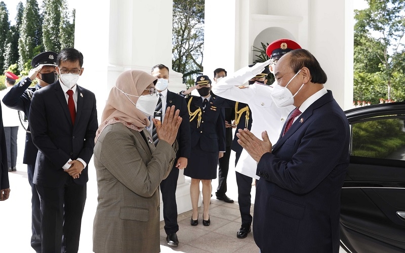 Tổng thống Cộng hòa Singapore Halimah Yacob đón Chủ tịch nước Nguyễn Xuân Phúc thăm cấp Nhà nước tới Singapore. (Ảnh: TTXVN)