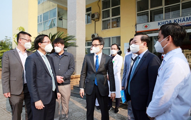 Phó Thủ tướng đến thăm Bệnh viện đa khoa huyện Mê Linh. (Ảnh: VGP/Đình Nam)