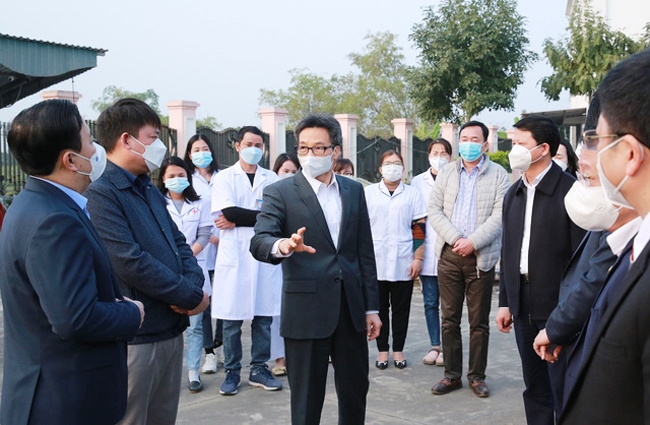 Phó Thủ tướng thăm Trạm y tế lưu động xã Chu Phan, huyện Mê Linh. (Ảnh: VGP/Đình Nam)