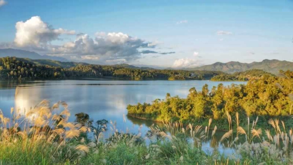Hồ Pá Khoang nằm giữa thiên nhiên hùng vĩ, phong cảnh thơ mộng, hữu tình với núi non trùng điệp, thảm thực vật phong phú