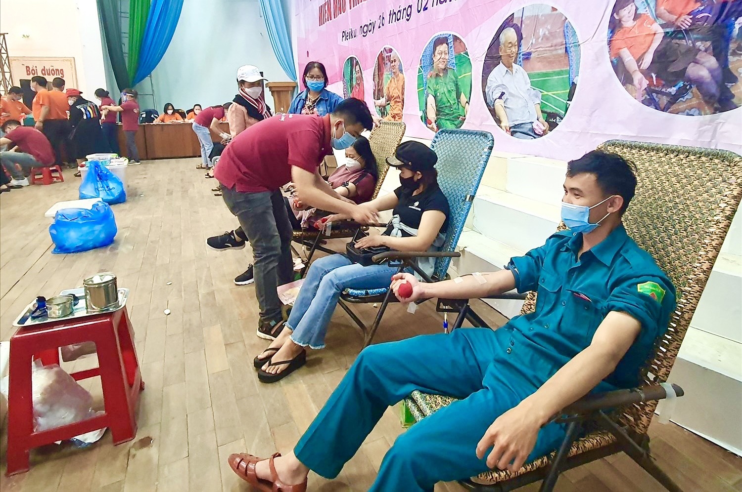 Sau lễ phát động, đông đảo các lực lượng tham gia hiến máu tình nguyện