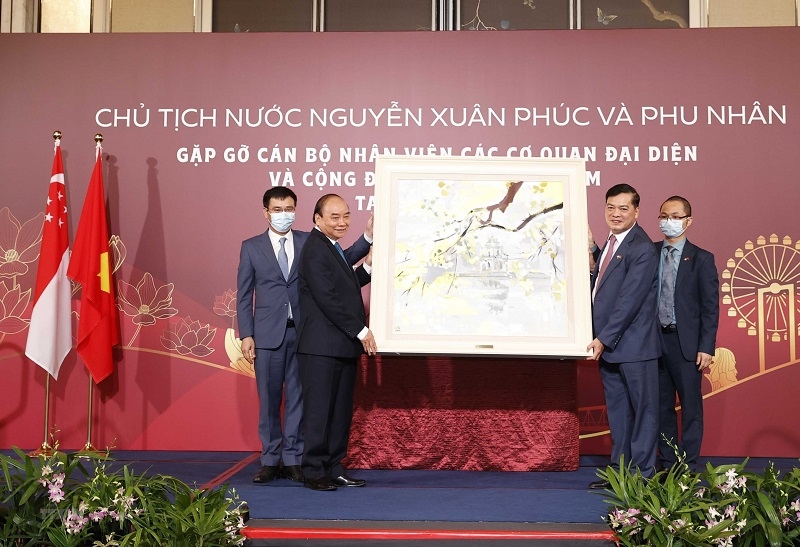  Chủ tịch nước Nguyễn Xuân Phúc tặng quà lưu niệm cho Đại sứ quán Việt Nam tại Singapore. (Ảnh: TTXVN)