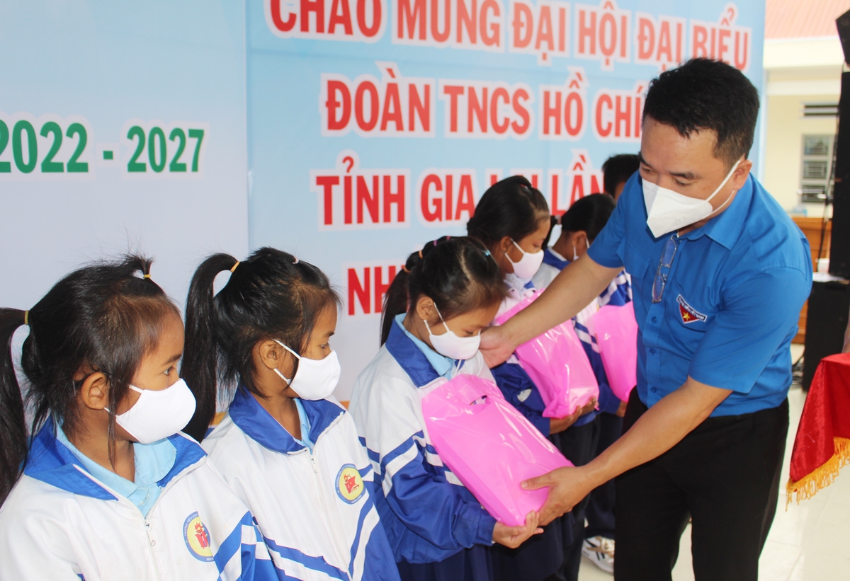 Anh Đỗ Duy Nam - Phó Bí thư Tỉnh đoàn tặng quà cho các em học sinh Trường Tiểu học Lê Hồng Phong (xã Ia Trôk, huyện Ia Pa) 