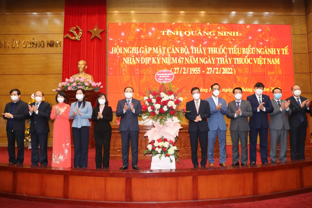 Bí thư Tỉnh ủy Quảng Ninh tặng hoa chúc mừng cán bộ và nhân viên ngành Y tế tỉnh nhân ngày Thầy thuốc Việt Nam