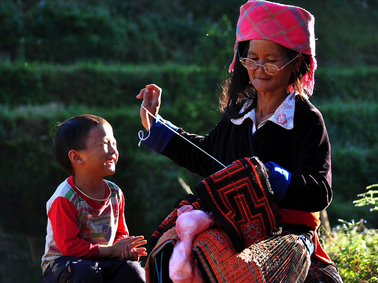 Một trong những nét đẹp được du khách ghé thăm bản du lịch cộng đồng Sin Suối Hồ, Phong Thổ (Lai Châu) là hình ảnh bà con người Mông nơi đây thư thái may vá bên những hiên nhà cổ truyền thống.