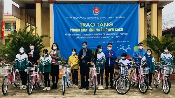Đoàn khối các cơ quan Trung ương và Tỉnh đoàn Yên Bái trao tặng xe đạp cho các em học sinh có hoàn cảnh khó khăn của xã Thượng Bằng La, huyện 