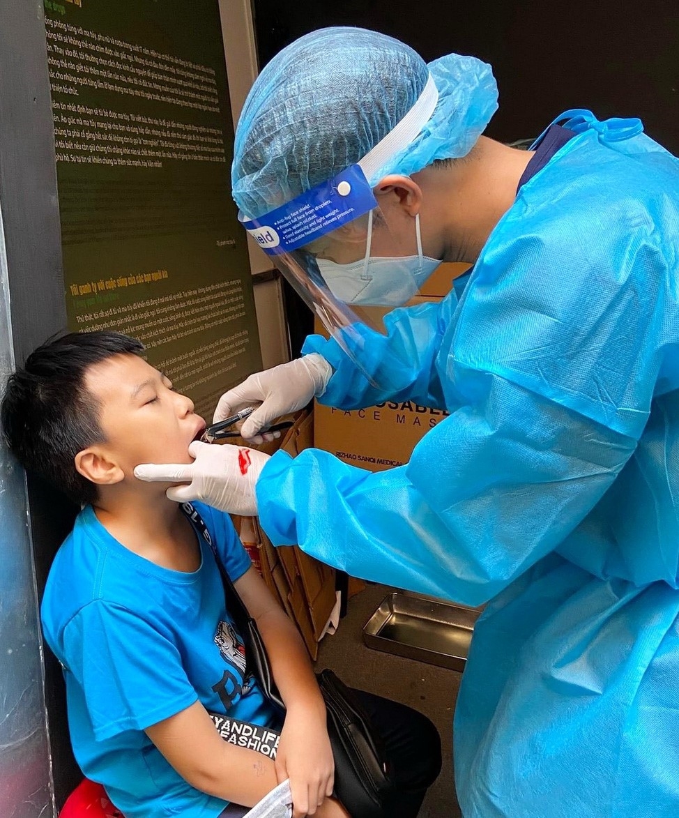 Khám chữa răng cho trẻ em trong chương trình khám sàng lọc miễn phí cho trẻ em bị ảnh hưởng của dịch COVID-19 - Ảnh: Q.L.