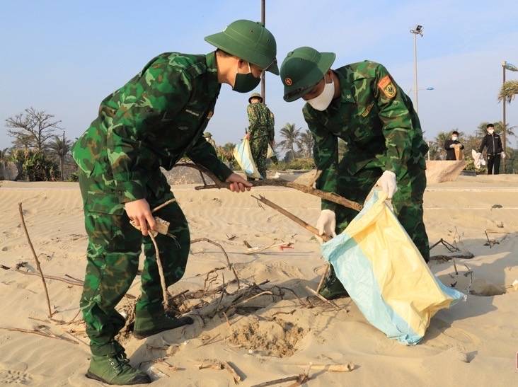 Lễ phát động “ làm sạch bãi biển” của Huyện đoàn Nghi Xuân (Hà Tĩnh) đã thu hút được hơn 200 đoàn viên, thanh niên và chiến sĩ tham gia