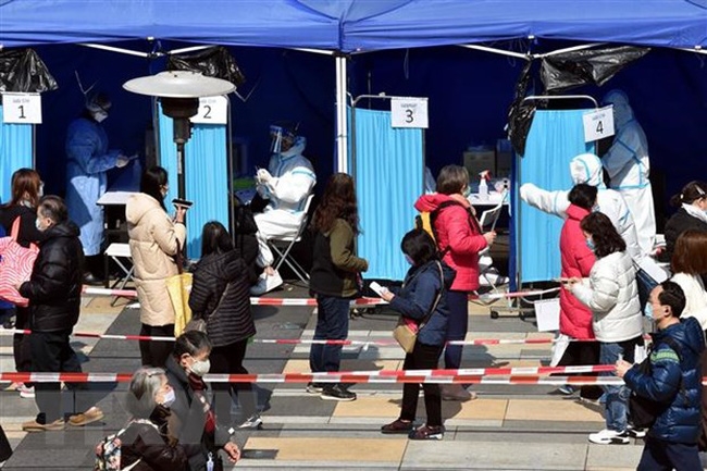 Người dân xếp hàng chờ xét nghiệm COVID-19 tại Hong Kong, Trung Quốc, ngày 24/2/2022. (Ảnh: THX/TTXVN