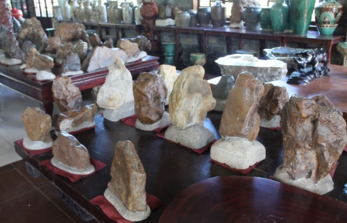 Những viên đá có nguồn gốc từ đá quý từ thiên nhiên, đá mã não, đá cây, Opal, gỗ hóa thạch… hầu hết có hình dạng tự nhiên