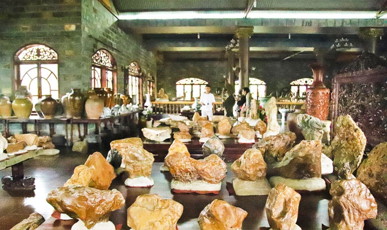 Bên trong khu trưng bày, nơi lưu giữ, bảo tồn hàng ngàn hiện vật, tác phẩm đá nghệ thuật độc đáo của vùng đất Nam Tây Nguyên Lâm Đồng tại Bảo tàng đá Hoa Tài Ngọc Châu