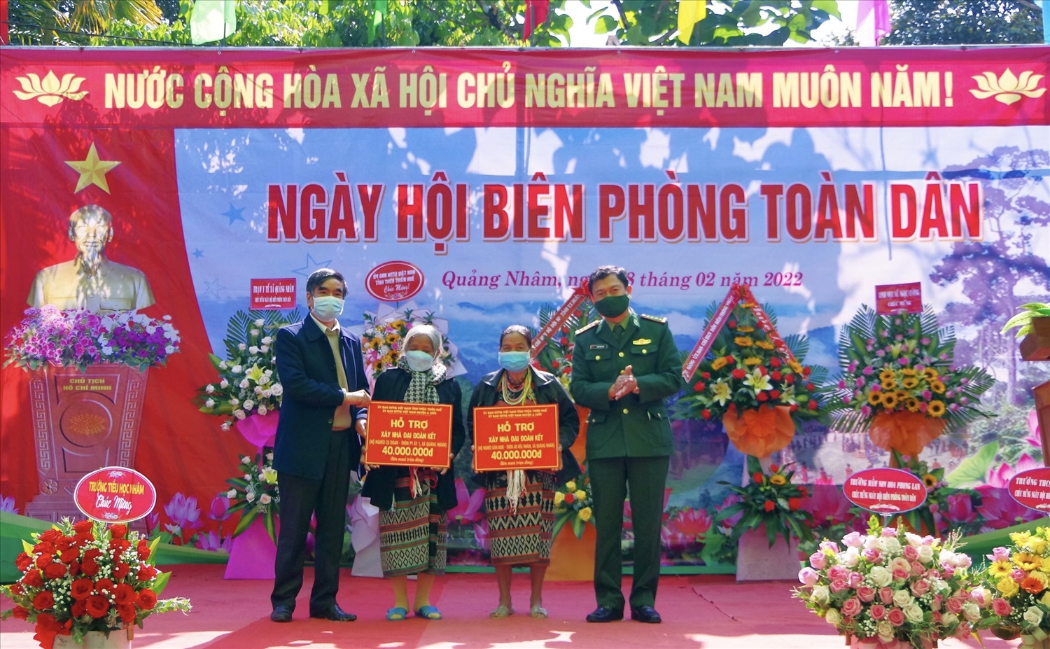 Đại diện Bộ Chỉ huy BĐBP tỉnh và Ủy ban MTTQ Việt Nam tỉnh trao tiền hỗ trợ xây dựng nhà “Đại đoàn kết” cho các hộ gia đình