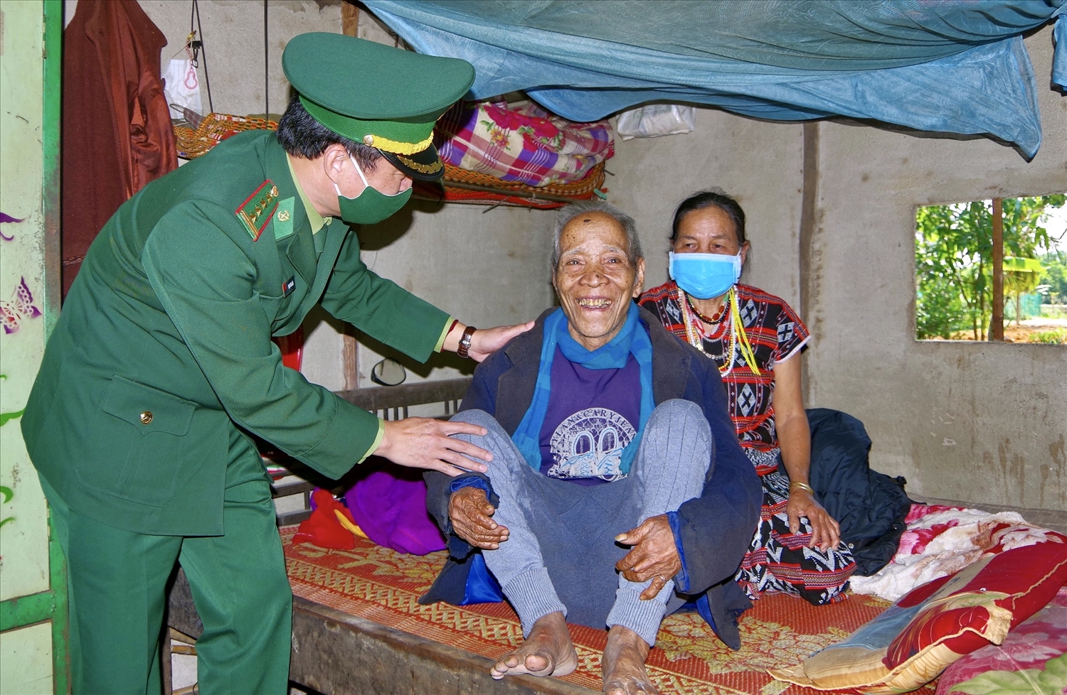 Đại tá Phạm Tùng Lâm thăm hỏi các gia đình chính sách trên địa bàn xã Quảng Nhâm