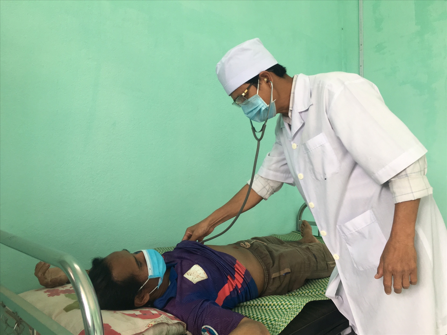Bác sĩ Phạm Văn Đinh thăm khám cho bệnh nhân