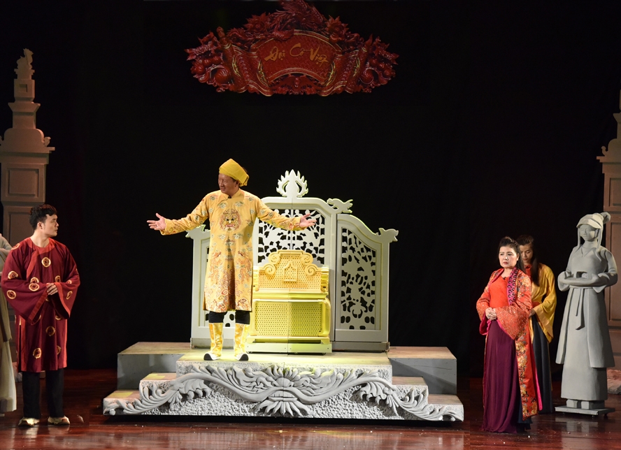 Một cảnh trong vở kịch lịch sử Làm vua của Sân khấu Lệ Ngọc