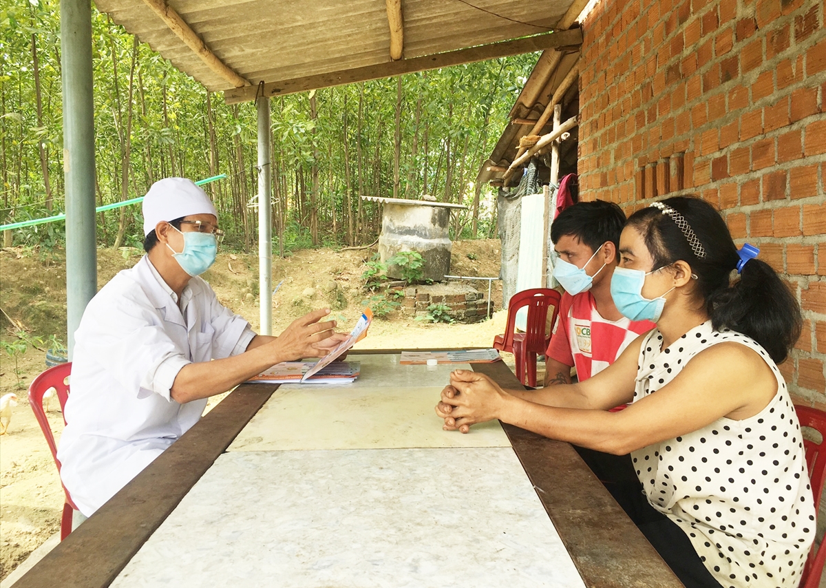 Bác sĩ Phạm Văn Đinh tuyên truyền cho người dân về cách thực hiện phòng chống dịch bệnh
