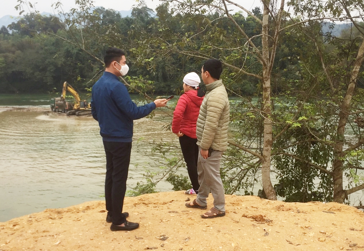 Người dân thôn Lung Cu, phản ánh với phóng viên khi thấy doanh nghiệp khai thác vận chuyển cát sỏi gây ô nhiễm môi trường và có nguy cơ sạt lở bờ sông