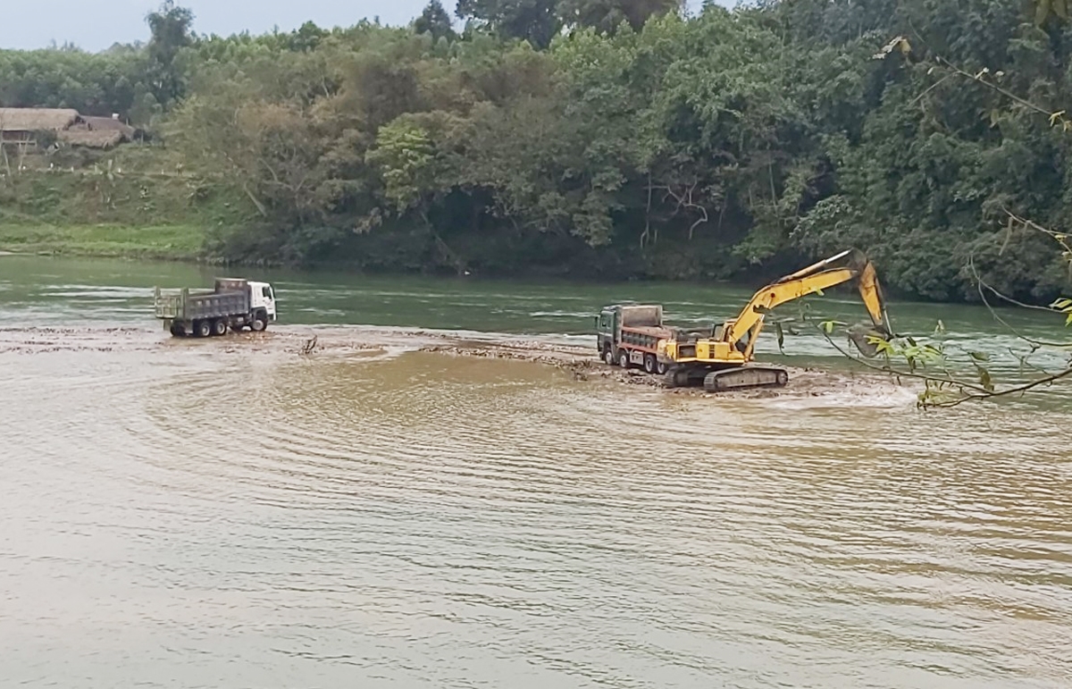 Máy xúc của Công ty TNHH Xuân Thiện Hà Giang, liên tục hoạt động hết công suất, múc, ngoạm, bổ xuống dòng sông để lấy cát sỏi