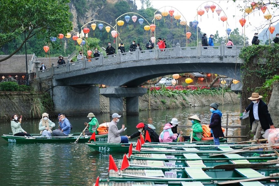 Khu du lịch sinh thái Tràng An (Ninh Bình) luôn thu hút đông đảo du khách tới tham quan. Ảnh: NT