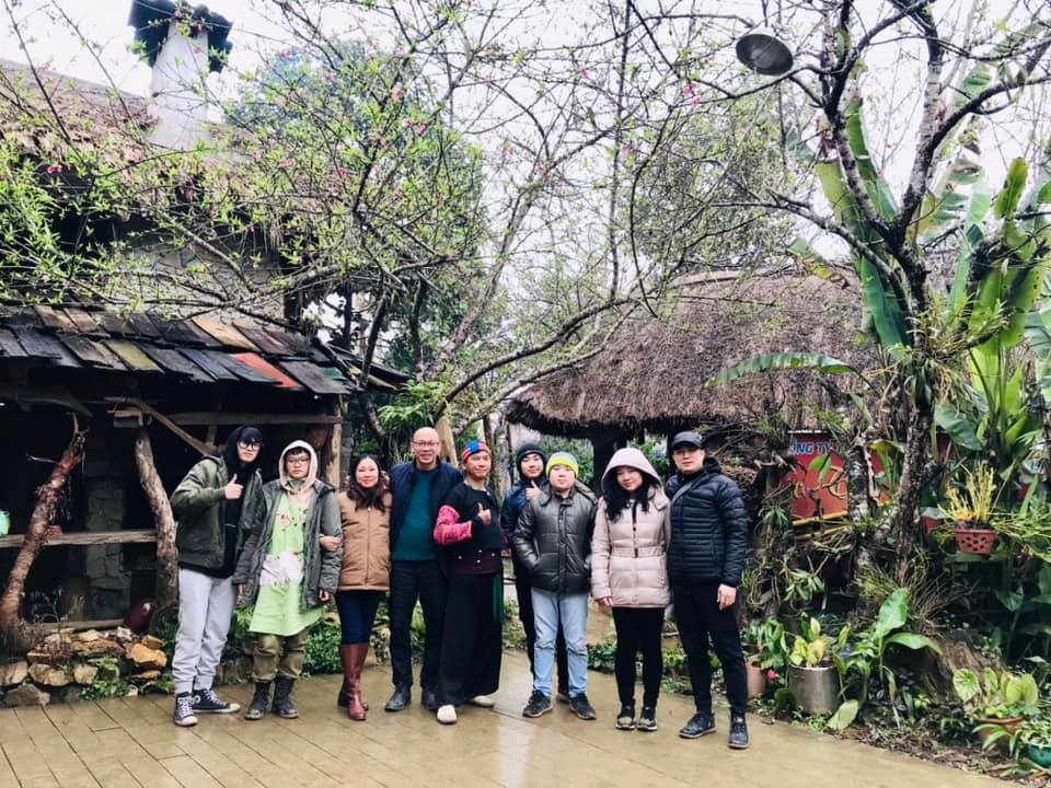 Du khách tham quan, trải nghiệm du Xuân tại bản văn hóa Hua Tạt, huyện Mộc Châu (Sơn La)