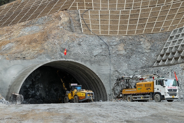 Công trình hầm đường bộ xuyên núi Dốc Sạn. Ảnh VGP/Nhật Bắc