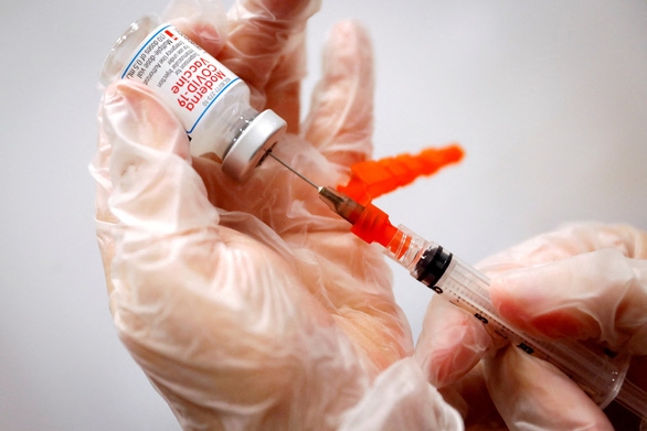Cục Quản lý thực phẩm và dược phẩm Mỹ (FDA) xem xét cấp phép liều vắc xin COVID-19 thứ 4 của Pfizer-BioNTech và Moderna vào mùa thu - Ảnh: REUTERS