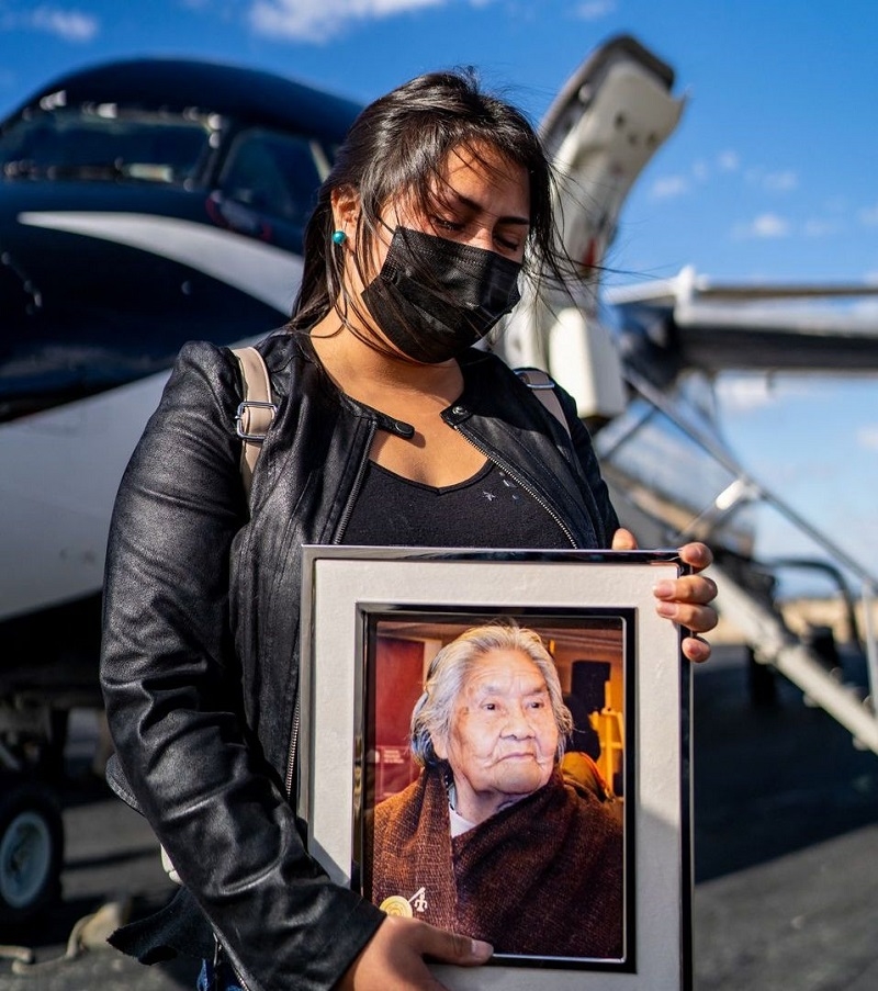 Người thân cầm di ảnh của cụ Cristina Calderon trong lễ tang tổ chức ngày 17/2/2022 tại Puerto Williams, Chile. (Ảnh: REUTERS)