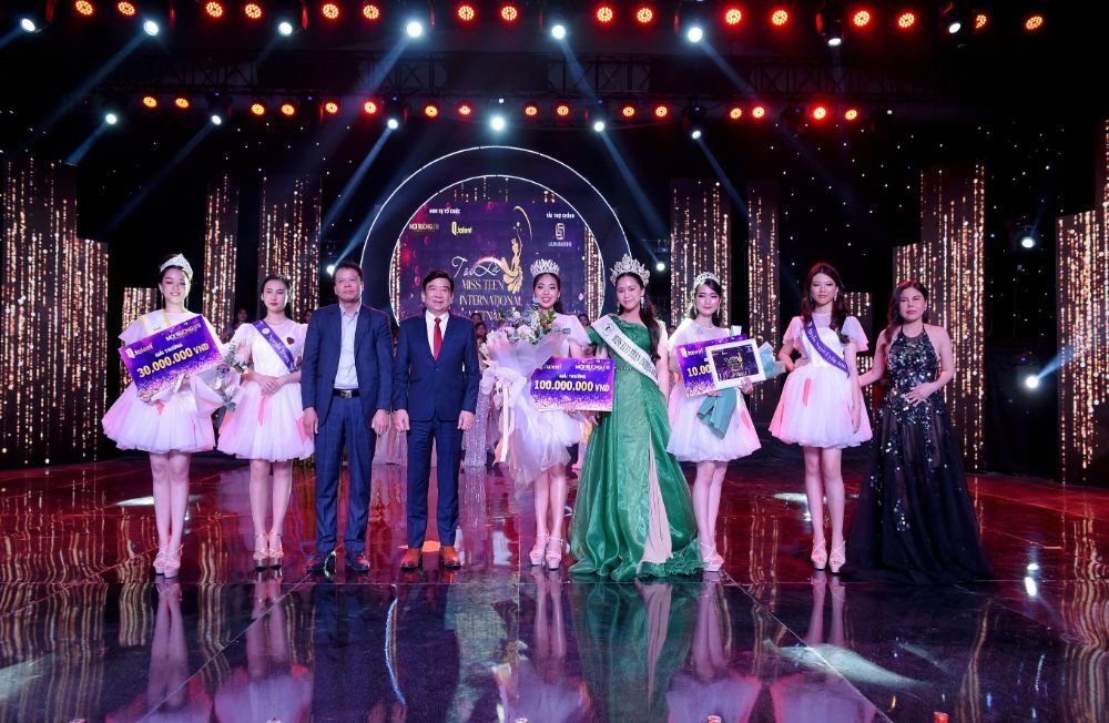 Tân Hoa hậu Ngô Ngọc Gia Hân cùng Top 5 và hai Á hậu chụp ảnh cùng Ban Tổ chức