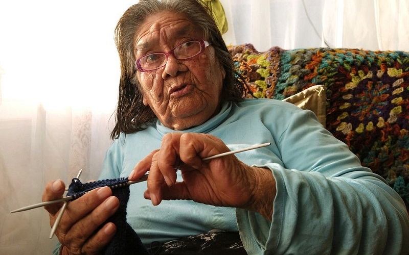 Cụ Cristina Calderon trong 1 cuộc phỏng vấn với báo chí tại nhà riêng ở làng Ukika, Puerto Williams, Chile (Ảnh: REUTERS)