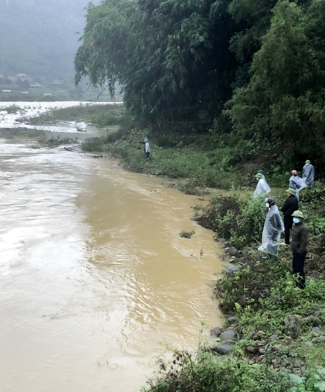 Lực lượng tìm kiếm nạn nhân dọc suối ngòi Hút, huyện Văn Yên (Yên Bái).