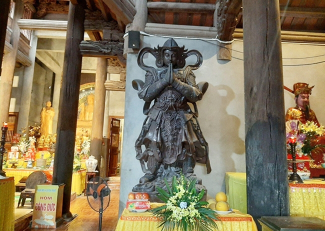 Bức tượng Hộ pháp bằng gốm sứ, cao 2,5m được đặt trang trọng tại ban Tam Bảo 