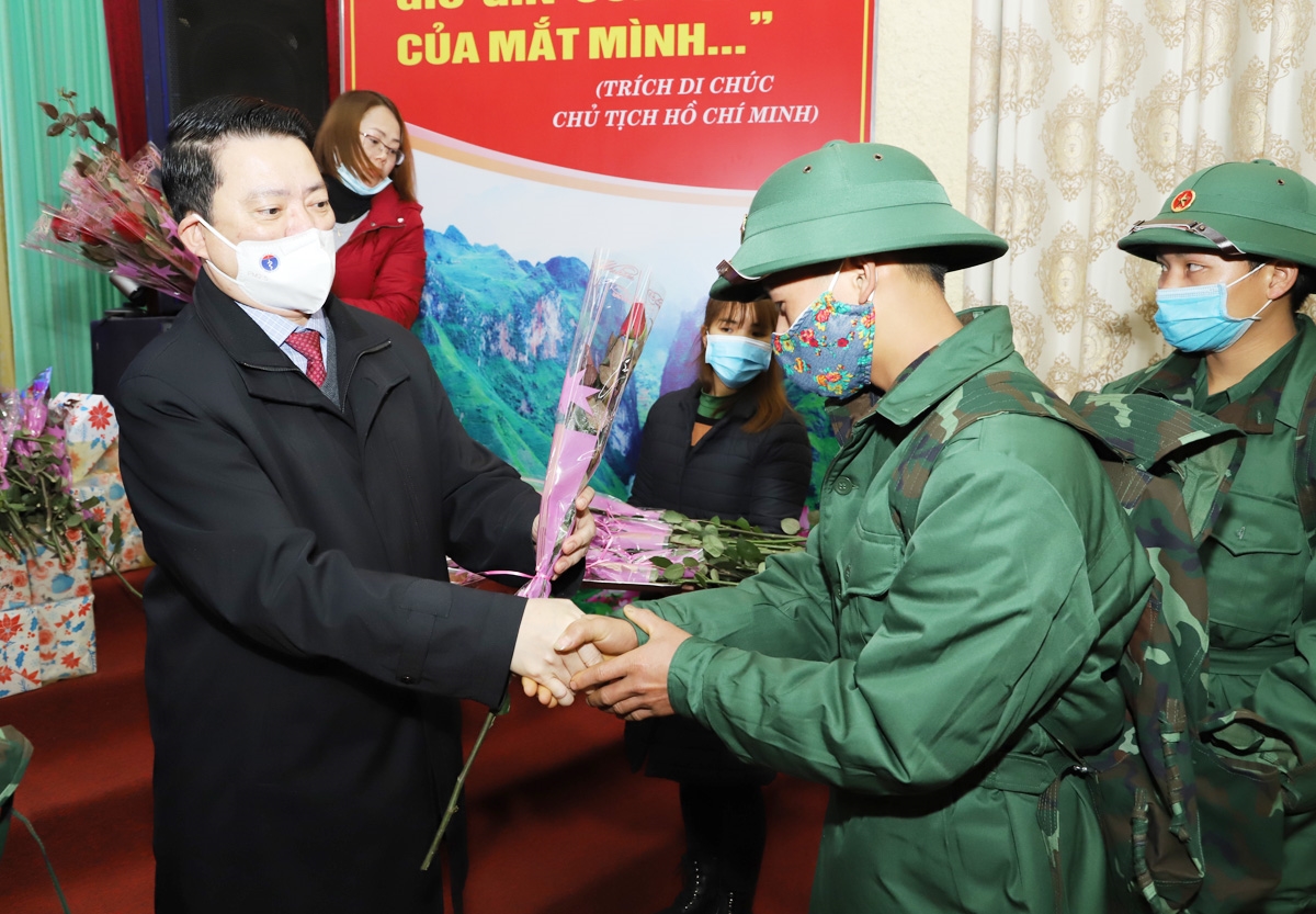 Lãnh đạo tỉnh Hà Giang tặng hoa động viên các tân binh trước khi lên đường nhập ngũ