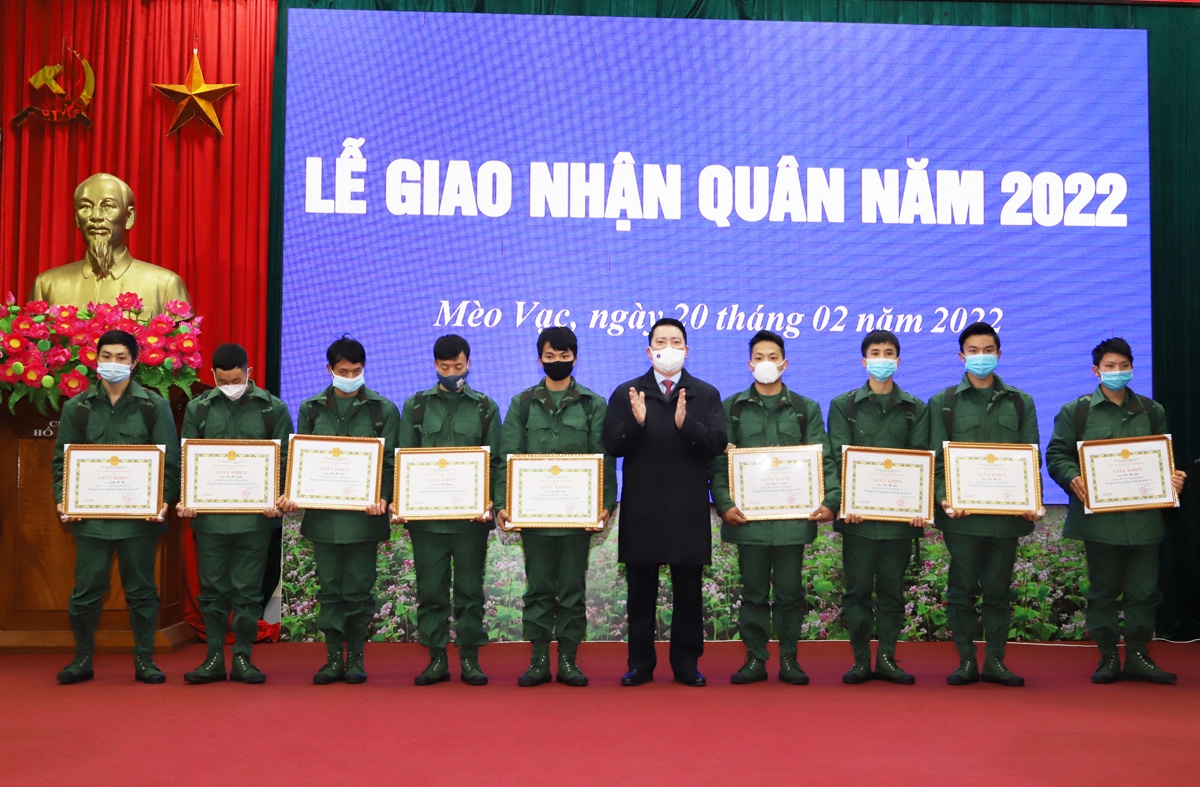 Trưởng Ban Dân vận Tỉnh ủy Trần Mạnh Lợi trao Giấy khen cho các tân binh viết đơn tình nguyện tham gia nhập ngũ năm 2022