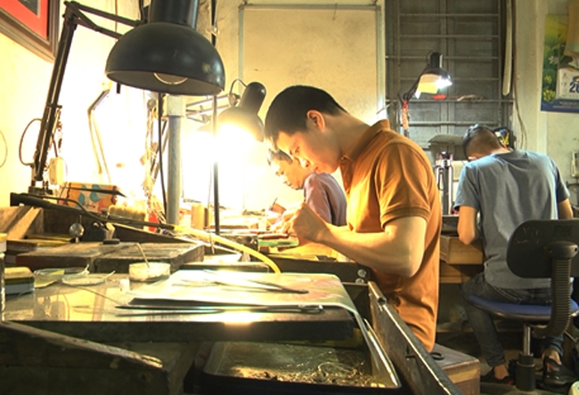 Những người thợ làm bạc tại xưởng của gia đình họ Quách đang chuẩn bị cho lô hàng mới 