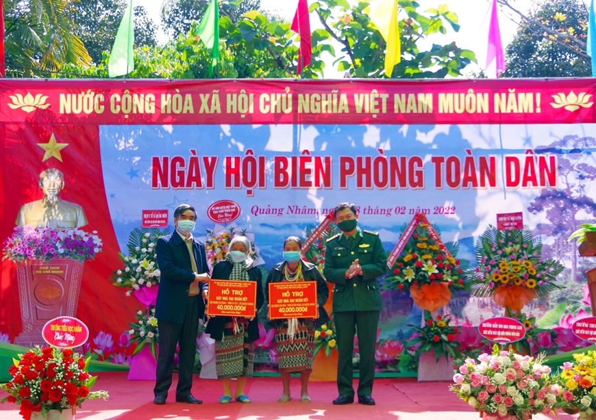  Đại diện Bộ Chỉ huy BĐBP tỉnh và Ủy ban MTTQ Việt Nam tỉnh Thừa Thiên Huế trao hỗ trợ xây dựng nhà “Đại đoàn kết” cho các hộ gia đình.