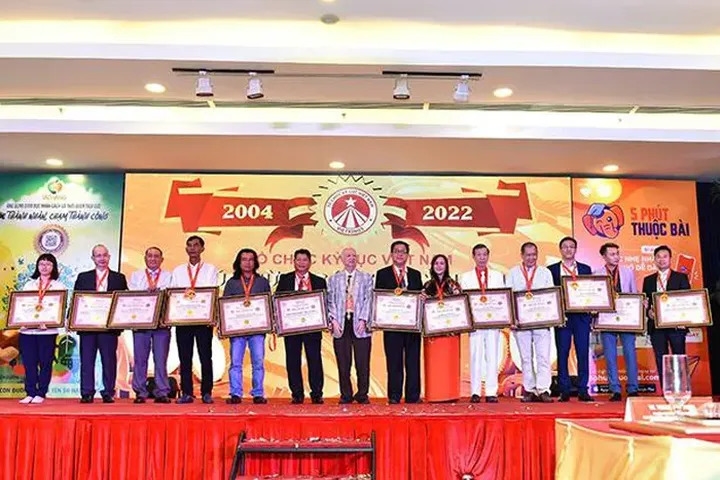Ông Trần Hữu Tài (thứ 2, từ trái qua) tại sự kiện Hội ngộ kỷ lục gia Việt Nam lần thứ 45 do Trung ương Hội Kỷ lục gia Việt Nam tổ chức tại TP. Hồ Chí Minh
