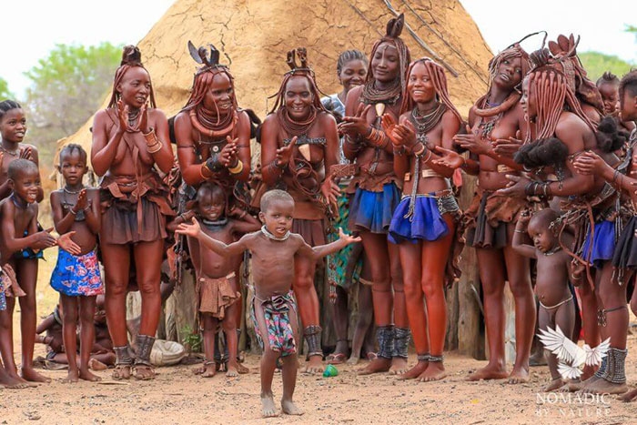 Những người đẹp ngực trần của bộ lạc Himba. (Ảnh: Normadic-by-nature)