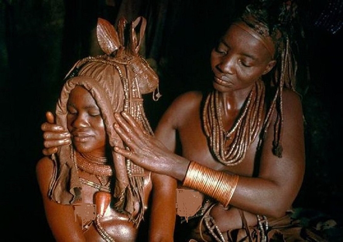 Trang điểm cho cô dâu Himba trước ngày cưới