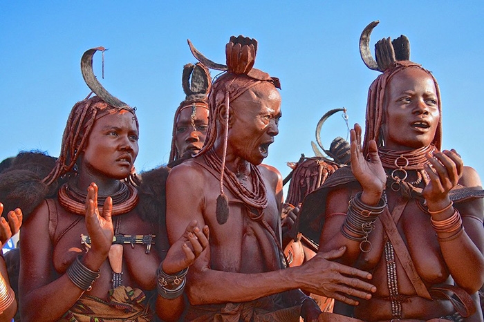 Phụ nữ Himba tham gia nghi thức hôn lễ.