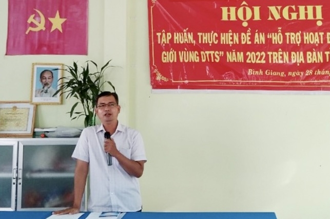Ông Danh Tha Phó trưởng Ban Dân tộc tỉnh Kiên Giang tập huấn cho hội viên, cán bộ Hội Phụ nữ xã Bình Giang về bình đẳng giới