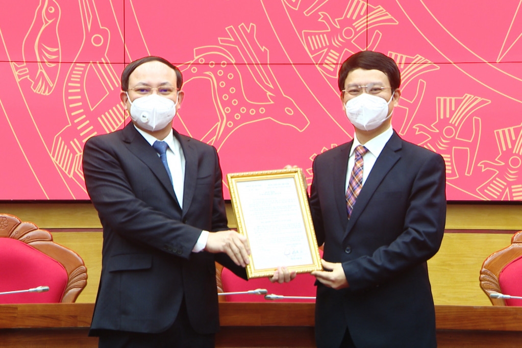 Ông Nguyễn Xuân Ký trao quyết định cho ông Nguyễn Hồng Dương giữ chức vụ Trưởng ban Tuyên giáo Tỉnh ủy