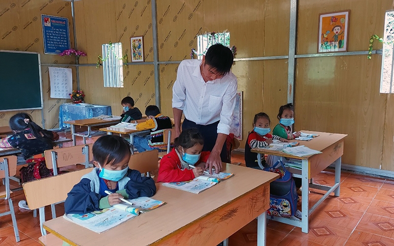 Thầy Lò Văn Chinh hướng dẫn học sinh lớp ghép 1 + 2 tại điểm bản Ma Lù Thàng làm bài tập