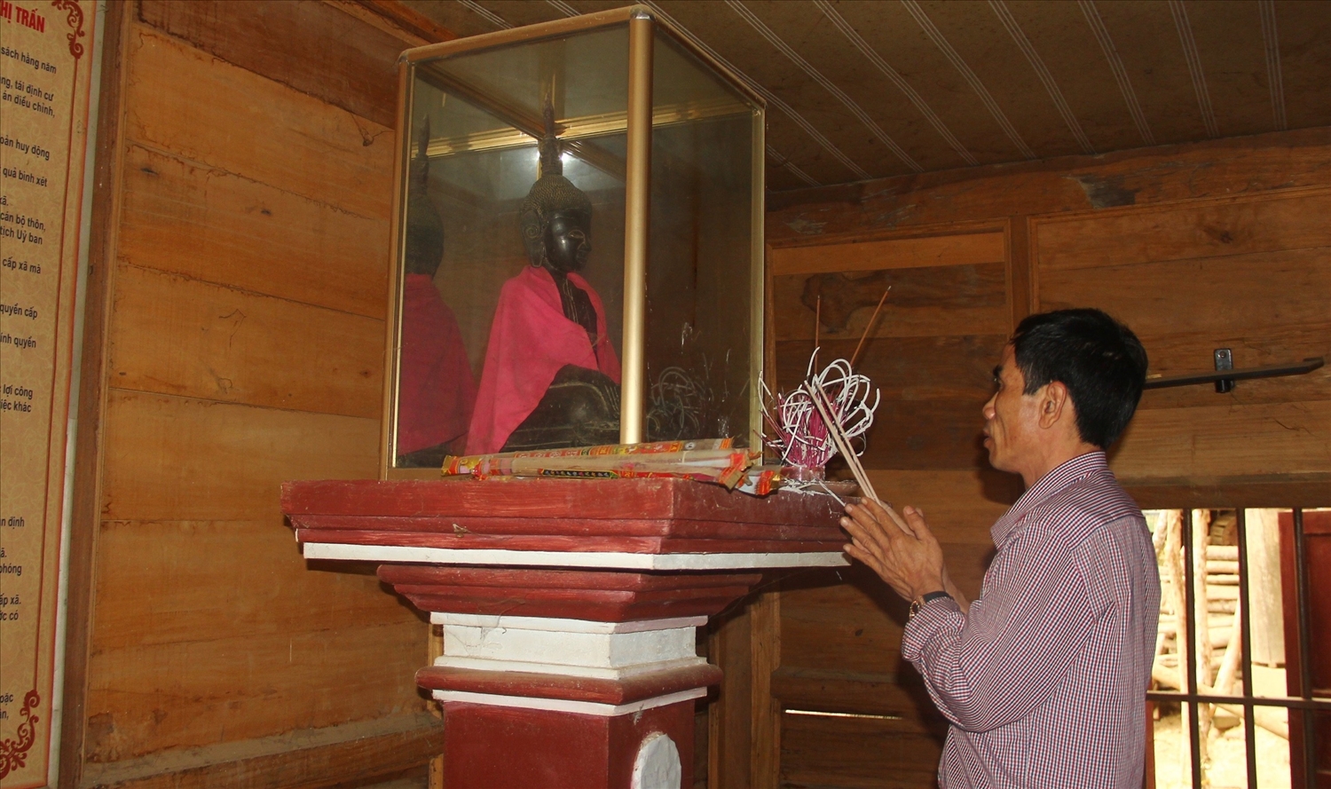 Bức tượng Phật - báu vật truyền đời của bản Lạ đang được thờ tại nhà văn hoá cộng đồng